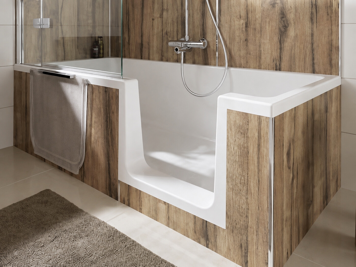 Badewanne in Holzoptik mit niedrigem seitlichem Einstieg